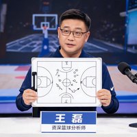 王磊，资深篮球分析师，手持战术板