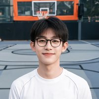一位戴眼镜的年轻男性用户头像，背景是篮球场