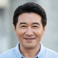 一位中年男性用户头像，面带微笑